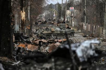 This general view shows destroyed Russian armored vehicles in the city of Bucha, west of Kyiv, on March 4, 2022. - The UN Human Rights Council on March 4, 2022, overwhelmingly voted to create a top-level investigation into violations committed following Russias invasion of Ukraine. More than 1.2 million people have fled Ukraine into neighbouring countries since Russia launched its full-scale invasion on February 24, United Nations figures showed on March 4, 2022. (Photo by ARIS MESSINIS / AFP)Editoria: WARLocal: BuchaIndexador: ARIS MESSINISSecao: armed conflictFonte: AFPFotógrafo: STF<!-- NICAID(15058907) -->