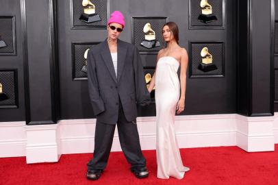 LAS VEGAS, NEVADA - APRIL 03: (L-R) Justin Bieber and Hailey Bieber attend the 64th Annual GRAMMY Awards at MGM Grand Garden Arena on April 03, 2022 in Las Vegas, Nevada.   Amy Sussman/Getty Images/AFP (Photo by Amy Sussman / GETTY IMAGES NORTH AMERICA / Getty Images via AFP)<!-- NICAID(15059211) -->