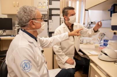 Professores Roberto Giuliani (à esquerda) e Guilherme Baldo, respectivamente, coordenador e vice da Rede Gaúcha de Genômica Aplicada à Saúde. Eles estão no laboratório de genômica do HCPA.<!-- NICAID(15059252) -->