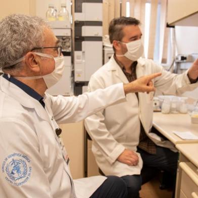 Professores Roberto Giuliani (à esquerda) e Guilherme Baldo, respectivamente, coordenador e vice da Rede Gaúcha de Genômica Aplicada à Saúde. Eles estão no laboratório de genômica do HCPA.<!-- NICAID(15059252) -->