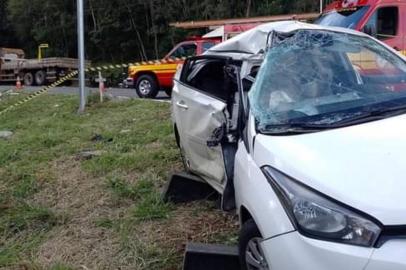 Vítimas de acidente de trânsito na BR-470, em Carlos Barbosa, são sepultadas. As vítimas mortas em um acidente de trânsito entre um carro e uma motocicleta na BR-470, em Carlos Barbosa, foram sepultadas em Bento Gonçalves e na cidade onde ocorreram as mortes.A colisão ocorreu por volta das 16h do último sábado no km 230 e envolveu um HB 20 branco, com placas de Igrejinha, e uma motocicleta Honda CBR 600, de Carlos Barbosa. Paulo Possoli, 66 anos, que era passageiro da HB20, e Igor Brambilla, 26, que tripulava a motocicleta morreram no local. Conforme a Polícia Rodoviária Federal (PRF), a motorista do carro, uma mulher de 50 anos e outro passageiro, um adolescente de 12 sofreram ferimentos leves.<!-- NICAID(15059400) -->