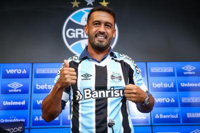 RS - FUTEBOL/APRESENTACAO GREMIO  - ESPORTES - Gremio apresenta o lateral direito Edilson como reforÃ§o para a temporada 2022. FOTO: LUCAS UEBEL/GREMIO FBPA<!-- NICAID(15042992) -->