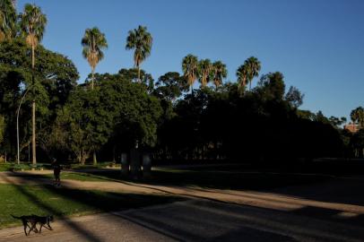 Porto Alegre, RS, Brasil, 22-03-2022: Amanhecer no Parque Farroupilha (Redenção). Clima em Porto Alegre. Foto: Mateus Bruxel / Agência RBSIndexador: Mateus Bruxel<!-- NICAID(15047418) -->