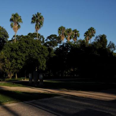 Porto Alegre, RS, Brasil, 22-03-2022: Amanhecer no Parque Farroupilha (Redenção). Clima em Porto Alegre. Foto: Mateus Bruxel / Agência RBSIndexador: Mateus Bruxel<!-- NICAID(15047418) -->