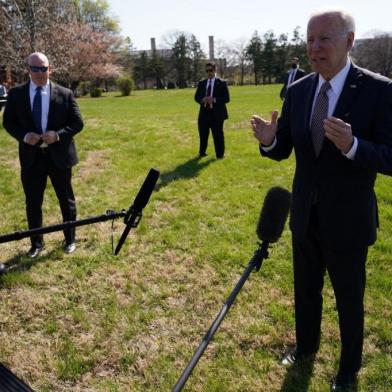 US President Joe Biden speaks to reporters upon arrival at Fort McNair in Washington, DC on April 4, 2022. - Biden returned to Washington after spending the weekend at his Wilmington, Delaware residence. (Photo by MANDEL NGAN / AFP)<!-- NICAID(15059466) -->