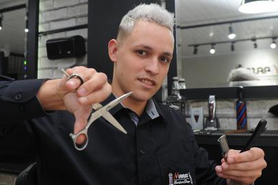 CAXIAS DO SUL, RS, BRASIL, 31/03/2022 - Caderno de economia +Serra tem como tema central o mercado de barbearias que está em ascenção na região. NA FOTO: Felipe Maass, 24 anos, da  Maass barbearia. (Marcelo Casagrande/Agência RBS)<!-- NICAID(15056015) -->