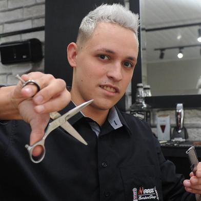 CAXIAS DO SUL, RS, BRASIL, 31/03/2022 - Caderno de economia +Serra tem como tema central o mercado de barbearias que está em ascenção na região. NA FOTO: Felipe Maass, 24 anos, da  Maass barbearia. (Marcelo Casagrande/Agência RBS)<!-- NICAID(15056015) -->