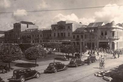 Lloja Eletricidade e Bazar Bornheim,  junto ao casarão de Álvaro Scotti (atual Farmácia Central), na esquina da Av. Júlio de Castilhos com a Rua Marquês do Herval. Vê-se o prédio e os vizinhos: Cine Central e Palacete Andreazza (o prédio maior à esquerda)<!-- NICAID(15060202) -->