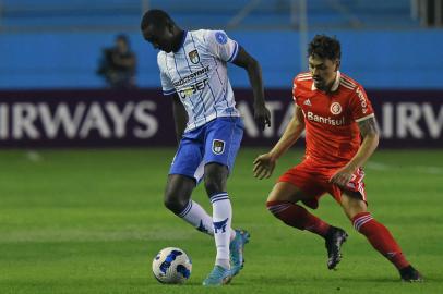 Ecuadors 9 de Octubre Renny Jaramillo (L) and Brazils Internacional Mauricio (R) vie for the ball during their Sudamericana Cup group stage first leg football match, at Jocay stadium in Manta, Ecuador, on April 6, 2022. (Photo by Rodrigo BUENDIA / AFP)Editoria: SPOLocal: MantaIndexador: RODRIGO BUENDIASecao: soccerFonte: AFPFotógrafo: STF<!-- NICAID(15062119) -->