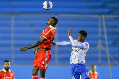 Brazils Internacional Peruvian Wesley Morales (L) and Ecuadors 9 de Octubre Manuel Ladines (R) vie for the ball during their Sudamericana Cup group stage first leg football match, at Jocay stadium in Manta, Ecuador, on April 6, 2022. (Photo by Rodrigo BUENDIA / AFP)Editoria: SPOLocal: MantaIndexador: RODRIGO BUENDIASecao: soccerFonte: AFPFotógrafo: STF<!-- NICAID(15062182) -->