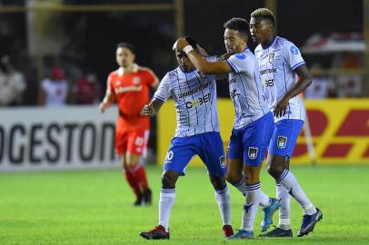 Ecuadors 9 de Octubre Mauro Da Luz (2-R) celebrates with teammates after scoring against Brazils Internacional during the Sudamericana Cup group stage first leg football match at Jocay stadium in Manta, Ecuador, on April 6, 2022. (Photo by Rodrigo BUENDIA / AFP)Editoria: SPOLocal: MantaIndexador: RODRIGO BUENDIASecao: soccerFonte: AFPFotógrafo: STF<!-- NICAID(15062201) -->