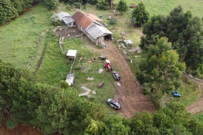 Operação contra o abigeato cumpre buscas em nove propriedades rurais, residências e estabelecimento comercial em três municípios: Bom Jesus, São Francisco de Paula e Caxias do Sul. Três prisões foram efetuadas. Ação é liderada pela Policia Civil dos Campos de Cima da Serra.<!-- NICAID(15062339) -->