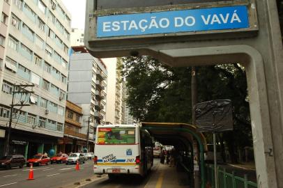 Quase dois meses depois da morte Valtair Jardim de Oliveira, 21 anos, vítima de uma descarga elétrica em uma parada de ônibus da Avenida João Pessoa, em Porto Alegre, a família do jovem recebeu hoje à tarde uma homenagem. O local da tragédia de 13 de abril ganhou uma placa em memória do estudante e mudou de nome para Estação Vavá, que era como Valtair era carinhosamente chamado por amigos e parentes. <!-- NICAID(4866347) -->