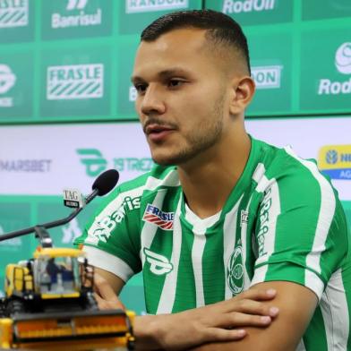 O zagueiro Thalisson, 23 anos, concedeu sua primeira entrevista como atleta Alviverde na tarde desta quinta-feira (7), no Estádio Alfredo Jaconi. O jogador assina contrato de empréstimo com o Verdão até o final da temporada. <!-- NICAID(15062725) -->