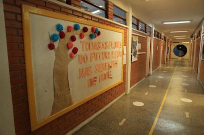 PORTO ALEGRE,RAS,BRASIL.2022,04,07.Escolas na Vila Cruzeiro, que vivem com temor da guerra do tráfico, e com os toques de recolher.Na foto.Escola Martin Aranha e o Diretor da Escola Magno Athaydes Júnior.(RONALDO BERNARDI/AGENCIA RBS).<!-- NICAID(15062482) -->