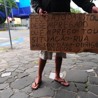 CAXIAS DO SUL, RS, BRASIL, 07/04/2022. A reportagem foi as ruas para entender o perfil de quem busca o sustento nas sinaleiras de Caxias. Na foto, Adriano Campos, 37 anos, que veio de Pelotas há dois meses. Ele deseja deixar conseguir um emprego para poder sair da situação de rua. Rua Marquês do Herval esquina com Vinte de Setembro. (Porthus Junior/Agência RBS)<!-- NICAID(15063123) -->