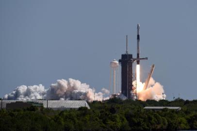 A SpaceX Falcon 9 rocket with the companys Crew Dragon spacecraft aboard is seen at sunrise on the launch pad at Launch Complex 39A as preparations continue for Axiom Mission 1 (Ax-1), on April 7, 2022, at NASAs Kennedy Space Center in Florida. - The Ax-1 mission is the first private astronaut mission to the International Space Station.  Ax-1 crew members Commander Michael López-Alegría of Spain and the United States, Pilot Larry Connor of the United States, and Mission Specialists Eytan Stibbe of Israel, and Mark Pathy of Canada are scheduled to launch on April 8 from Launch Complex 39A at the Kennedy Space Center. (Photo by Joel KOWSKY / NASA / AFP) / RESTRICTED TO EDITORIAL USE - MANDATORY CREDIT AFP PHOTO / Joel Kowsky / NASA  - NO MARKETING - NO ADVERTISING CAMPAIGNS - DISTRIBUTED AS A SERVICE TO CLIENTS<!-- NICAID(15063681) -->