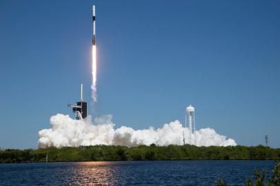 In this NASA handout photo, a SpaceX Falcon 9 rocket carrying the companys Crew Dragon spacecraft is launched on Axiom Mission 1 (Ax-1) to the International Space Station with Commander Michael López-Alegría of Spain and the United States, Pilot Larry Connor of the United States, and Mission Specialists Eytan Stibbe of Israel, and Mark Pathy of Canada aboard, Friday, April 8, 2022, at NASAs Kennedy Space Center in Florida. - The Ax-1 mission is the first private astronaut mission to the International Space Station. López-Alegría, Connor, Pathy, Stibbe launched at 11:17 a.m. from Launch Complex 39A at the Kennedy Space Center to begin their 10-day mission. (Photo by Joel KOWSKY / NASA / AFP) / RESTRICTED TO EDITORIAL USE - MANDATORY CREDIT AFP PHOTO / Joel Kowsky / NASA  - NO MARKETING - NO ADVERTISING CAMPAIGNS - DISTRIBUTED AS A SERVICE TO CLIENTSEditoria: SCILocal: Kennedy Space CenterIndexador: JOEL KOWSKYSecao: space programmeFonte: NASAFotógrafo: Handout<!-- NICAID(15063917) -->