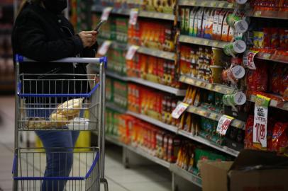 Porto Alegre, RS, Brasil, 08/04/2022 - Aumento da cesta básica nos supermercados de Porto Alegre / Foto: Félix Zucco<!-- NICAID(15063985) -->