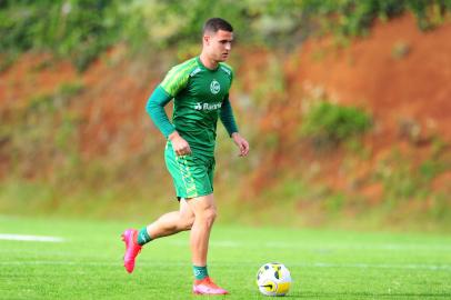 CAXIAS DO SUL, RS, BRASIL, 08/04/2022. Treino do Juventude realizado no Centro de Formação de Atletas e Cidadãos, o CFAC. O Ju estreia na Série A do Campeonato Brasileiro na próxima segunda (11/04). Na foto, Busanello, lataeral-esquerdo. (Porthus Junior/Agência RBS)Indexador:                                 <!-- NICAID(15064207) -->