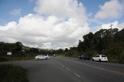 CAXIAS DO SUL, RS, BRASIL, 09/04/2022. A reportagem foi até o cruzamento do Travessão Leopoldina com a Rota do Sol, que dá acesso ao Bairro Serrano. Os motoristas tem que aguardar no acostamento para entrar ou sair do Travessão, sob intenso fluxo de veículos que transitam pela Rota do Sol. (Bruno Todeschini/Agência RBS)<!-- NICAID(15064719) -->