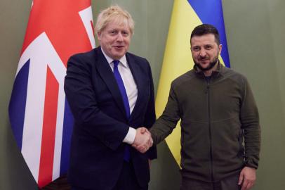 This handout picture taken and released on April 9, 2022 by Ukrainian Presidential Press Service shows Ukrainian President Volodymyr Zelensky (R) shaking hands with British Prime Minister Boris Johnson ahead of their meeting in Kyiv. - British Prime Minister Boris Johnson paid an unannounced visit to Kyiv on April 9, 2022 in a show of solidarity with Ukraine a day after a missile strike killed dozens at a railway station in the countrys east. (Photo by Stringer / UKRAINIAN PRESIDENTIAL PRESS SERVICE / AFP) / RESTRICTED TO EDITORIAL USE - MANDATORY CREDIT AFP PHOTO / UKRAINIAN PRESIDENTIAL PRESS SERVICE  - NO MARKETING NO ADVERTISING CAMPAIGNS - DISTRIBUTED AS A SERVICE TO CLIENTS<!-- NICAID(15064741) -->