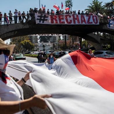 People protest against the new constitution being drafted by the Constitutional Convention, in Santiago, April 9, 2022. - Chileans will vote in a mandatory referendum on September 4 to approve or reject a new constitution to replace the one enacted in 1980 by the regime of dictator Augusto Pinochet. The country, which elected a leftist president in December after a polarizing race, is going through profound change since an anti-inequality social uprising in 2019 that left dozens dead, rocking the economy and political establishment. (Photo by Martin BERNETTI / AFP)<!-- NICAID(15064752) -->