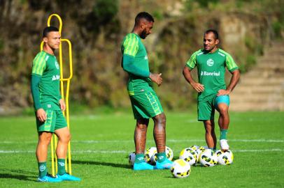 CAXIAS DO SUL, RS, BRASIL, 08/04/2022. Treino do Juventude realizado no Centro de Formação de Atletas e Cidadãos, o CFAC. O Ju estreia na Série A do Campeonato Brasileiro na próxima segunda (11/04). Na foto, zagueiro Paulo Miranda (E) e atacante Edinho (D). (Porthus Junior/Agência RBS)Indexador:                                 <!-- NICAID(15064266) -->