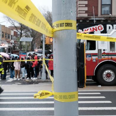 Shooting At Brooklyn Subway Stop During Morning Commute Injures Multiple PeopleNEW YORK, NEW YORK - APRIL 12: Police and emergency responders gather at the site of a reported shooting of multiple people outside of the 36 St subway station on April 12, 2022 in the Brooklyn borough of New York City. According to authorities, multiple people have reportedly been shot and several undetonated devices were discovered at the 36th Street and Fourth Avenue station in the Sunset Park neighborhood.   Spencer Platt/Getty Images/AFP (Photo by SPENCER PLATT / GETTY IMAGES NORTH AMERICA / Getty Images via AFP)Editoria: CLJLocal: New YorkIndexador: SPENCER PLATTSecao: justice and rightsFonte: GETTY IMAGES NORTH AMERICA<!-- NICAID(15066397) -->