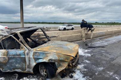 PORTO ALEGRE, 12/04/2022, Duas pessoas morrem após carro pegar fogo em acidente na BR-290, na saída da Capital<!-- NICAID(15066556) -->