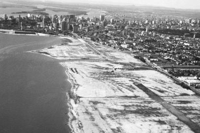 Vista do aterro do Guaíba, em Porto Alegre, em 1959: depois da Avenida Praia de Belas, tudo não passava de areiaFOTO:  ACERVO MUSEU DE COMUNICAÇÃO SOCIAL HIPÓLITO JOSÉ DA COSTA, DIVULGAÇÃO <!-- NICAID(1998162) -->