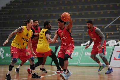 CAXIAS DO SUL, RS, BRASIL, 13/04/2022. Caxias do Sul Basquete se prepara para encarar o Paulistano, pela penúltima rodada da fase de classificação do Novo Basquete Brasil (NBB), no Ginásio do Sesi. (Bruno Todeschini/Agência RBS)<!-- NICAID(15067755) -->