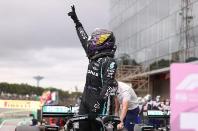 Mercedes British driver Lewis Hamilton celebrates after winning the qualifying session for Brazils Formula One Sao Paulo Grand Prix, at the Autodromo Jose Carlos Pace, or Interlagos racetrack, in Sao Paulo, on November 12, 2021. - World champion Lewis Hamilton on Friday dominated qualifying for the sprint race at the Brazil Grand Prix but title rival Max Verstappen will be right on his shoulder on Saturday. Brazil will hold its F1 Sao Paulo Grand Prix on November 14. (Photo by Lars BARON / POOL / AFP)<!-- NICAID(14939987) -->