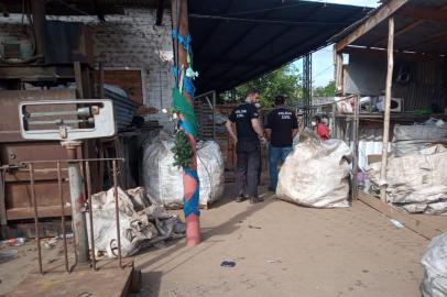 A Polícia Civil realizou, nesta quarta-feira (13), uma ação de fiscalização em quatro estabelecimentos dos bairros Mário Quintana e Rubem Berta, na zona norte de Porto Alegre. A Operação Metal visa combater a receptação de fios, cabos de cobre e baterias estacionárias, utilizados sobretudo por empresas de telefonia.<!-- NICAID(15068054) -->