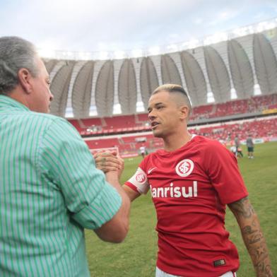 PORTO ALEGRE, RS, BRASIL 08/02/2017 - Inter recebe o Fluminense, no estádio Beira-Rio, pela segunda rodada da Primeira Liga. Técnico do Fluminense, Abel Braga, cumprimenta o jogador DAlessandro do Inter. (FOTO: ANDRÉ ÁVILA/AGÊNCIA RBS).<!-- NICAID(12723764) -->