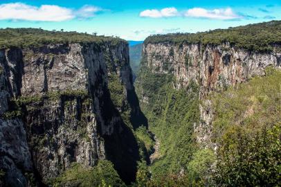 O Caminhos dos Cânions do Sul recebeu o selo de geoparque global da Unesco nesta quarta-feira (13). Com o reconhecimento de território de relevância geológica internacional, a área formada por sete municípios do Rio Grande do Sul e de Santa Catarina passa a integrar oficialmente a Rede Global de Geoparques.<!-- NICAID(15068250) -->