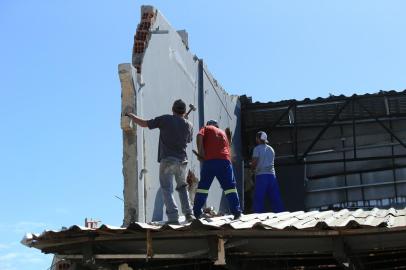 GUAIBA,RS,BRASIL.Três depois do temporal que atingiu a Cidade de Gauiba, reconstrução da Escola Estadual de Ensino Fundamental Carmen Alice Laviaguerre e da Igreja, que foram atigidos por fortes ventos e granizo.Na foto.Igreja(RONALDO BERNARDI/AGENCIA RBS).<!-- NICAID(15070772) -->