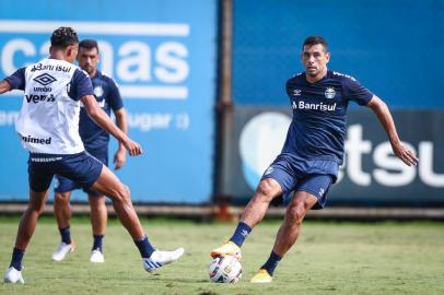 RS - FUTEBOL/ TREINO GREMIO 2022 - ESPORTES - Jogadores do Gremio realizam treino tÃ©cnico durante a manha deste sabado, no CT Luiz Carvalho, na preparaÃ§Ã£o para a partida valida pelo Campeonato Brasileiro 2022. FOTO: LUCAS UEBEL/GREMIO FBPANa foto: Diego Souza com a bola<!-- NICAID(15071009) -->