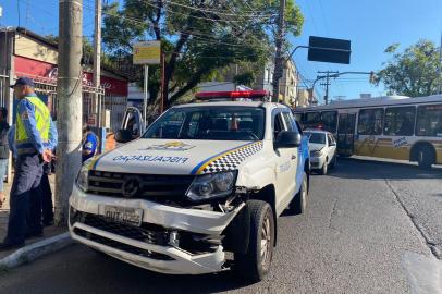 Viatura da EPTC danificada em acidente de trânsito no cruzamento das ruas Mariante e Helena Speroto, em Porto Alegre. Veículo foi atingido por carro que furou sinal vermelho, conduzido por homem que não tinha habilitação.<!-- NICAID(15072078) -->