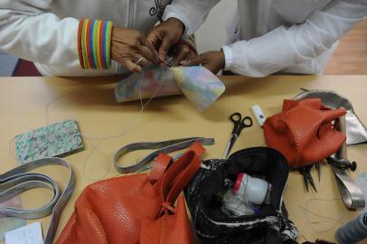 CAXIAS DO SUL, RS, BRASIL, 14/04/2022. Antune Leveille e Maude Jules, mulheres migrantes e refugiadas que confeccionam bolsas para um grife de NY criada por uma gaúcha. Elas ensinam outras mulheres a costurarem bolsas. (Bruno Todeschini/Agência RBS)<!-- NICAID(15069183) -->