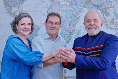 Após reunião com o ex-presidente Luiz Inácio Lula da Silva (PT) e com a líder do partido, Gleisi Hoffmann, Paulinho da Força, presidente do Solidariedade, voltou atrás e afirmou que o seu partido irá apoiar a candidatura de Lula nas eleições deste ano. O evento do dia 3 de maio, que havia sido cancelado após o líder ser vaiado em um encontro do ex-presidente com sindicalistas e militantes, será mantido.<!-- NICAID(15072231) -->