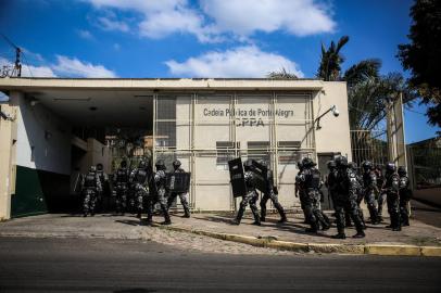 PORTO ALEGRE, RS, BRASIL - 2022.04.19 - Conflito entre presos deixa feridos na Porto Alegre, RS, Brasil, 19/04/2022 - Cadeia Pública de Porto Alegre. Desentendimento no antigo Presídio Central começou no final da manhã e exigiu intervenção da Brigada Militar. (Foto: André Ávila/ Agência RBS)Indexador: Andre Avila<!-- NICAID(15072236) -->