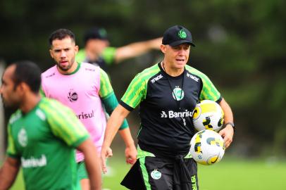 CAXIAS DO SUL, RS, BRASIL, 08/04/2022. Treino do Juventude realizado no Centro de Formação de Atletas e Cidadãos, o CFAC. O Ju estreia na Série A do Campeonato Brasileiro na próxima segunda (11/04). Na foto, técnico Eduardo Baptista. (Porthus Junior/Agência RBS)Indexador:                                 <!-- NICAID(15064275) -->