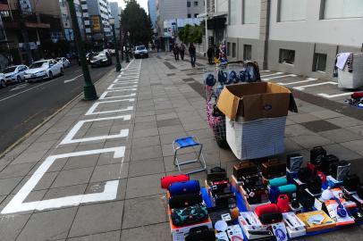 CAXIAS DO SUL, RS, BRASIL, 19/04/2022. Prefeitura inicia demarcação de áreas que serão utilizadas para organizar os vendedores ambulantes em Caxias. São três locais: na calçada da Rua Dr. Montaury, entre a Avenida Júlio de Castilhos e a Rua Pinheiro Machado; na calçada da Rua Marechal Floriano, em frente ao Banco Bradesco e no outro lado da via, na Marechal Floriano, entre a Avenida Júlio de Castilhos e a Sinimbu. Na foto, calçada da rua Dr Montauri entre a Julio de Castilhos e a Pinheiro Machado. (Porthus Junior/Agência RBS)<!-- NICAID(15072320) -->