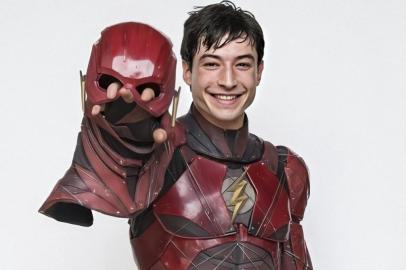 Ezra Miller como Flash<!-- NICAID(15072873) -->