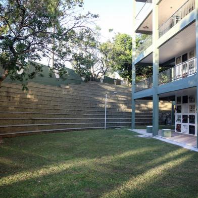 PORTO ALEGRE, RS, BRASIL - 2022.04.19 - Cemitério João XXIII fará 50 anos. Antes de ser cemitério, o local era o campo do Cruzeiro, time de Porto Alegre. Foram mantidos o túnel e arquibancada. (Foto: André Ávila/ Agência RBS)Indexador: Andre Avila<!-- NICAID(15072613) -->