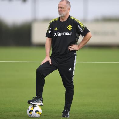 Mano Menezes comanda o primeiro treino no Internacional - Foto: Ricardo Duarte/Sport Club InternacionalIndexador: RICARDO DUARTE<!-- NICAID(15073497) -->