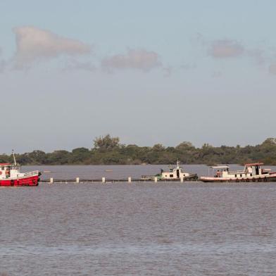 Uma nova etapa da instalação da adutora subaquática de captação de água bruta, que integrará o novo Sistema de Abastecimento de Água (SAA) Ponta do Arado, no bairro Belém Novo, em Porto Alegre, decorre nesta quarta-feira (20). A função da tubulação será pegar água do fundo do Guaíba para levar à estação de tratamento. A operação começou às 19h da terça-feira (19) e está prevista para ser finalizada por volta das 18h desta quarta-feira, completando quase 24 horas.<!-- NICAID(15074227) -->