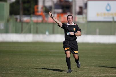 SANTA CRUZ, RS, BRASIL - Árbitro Rodrigo Crivellaro volta a apitar um jogo após agressão sofrida por jogador em outubro de 2021.O jogo que ele apitou foi pela A2 do Gauchão entre Avenida X Pelotas.Indexador: Jeff Botega<!-- NICAID(15074263) -->