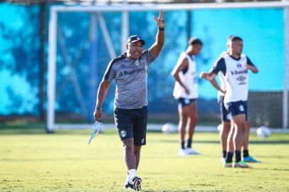 Treino GremioRS - FUTEBOL/ TREINO GREMIO 2022 - ESPORTES - Jogadores do Gremio realizam treino tÃ©cnico durante a tarde desta quinta-feira, no CT Luiz Carvalho, na preparaÃ§Ã£o para a partida valida pelo Campeonato Brasileiro 2022. FOTO: LUCAS UEBEL/GREMIO FBPA. na foto, o técnico Roger MachadoEditoria: SPOIndexador: Lucas UebelSecao: futebolFonte: Gremio.netFotógrafo: Treino Gremio<!-- NICAID(15072446) -->